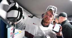 Latvijas hokeja izlases vārtsargs Kristers Gudļevskis atbild uz žurnālistu jautājumiem pēc pasaules hokeja čempionāta spēles starp Latvijas un Vācijas valstsvienībām "Swiss Life" arēnā. Latvijas hokeja izlases vārtsargs Kristers Gudļevskis atbild uz žurnālistu jautājumiem pēc pasaules hokeja čempionāta spēles starp Latvijas un Vācijas valstsvienībām "Swiss Life" arēnā.