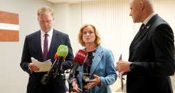 Zaļo un Zemnieku savienības (ZZS) valdes loceklis, ekonomikas ministrs Viktors Valainis (no kreisās), Nacionālās apvienības (NA) Saeimas frakcijas deputāte Ilze Indriksone un Premjera amatam nominētais "Apvienotā saraksta" (AS) politiķis, Saeimas deputāts Andris Kulbergs pēc tikšanās atbild uz žurnālistu jautājumiem Saeimas frakcijas telpās, kur apsprieda topošās valdības koalīcijas veidošanas iespējas. Zaļo un Zemnieku savienības (ZZS) valdes loceklis, ekonomikas ministrs Viktors Valainis (no kreisās), Nacionālās apvienības (NA) Saeimas frakcijas deputāte Ilze Indriksone un Premjera amatam nominētais "Apvienotā saraksta" (AS) politiķis, Saeimas deputāts Andris Kulbergs pēc tikšanās atbild uz žurnālistu jautājumiem Saeimas frakcijas telpās, kur apsprieda topošās valdības koalīcijas veidošanas iespējas.