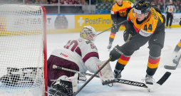 Labi, ka man ir tik garas kājas! Tā par epizodi, kurā izdevās špagatā apturēt Vācijas izlases NHL spēlētāju Džošua Samanski, pēc mača smaidot sacīja Latvijas izlases vārtsargs Kristers Gudļevskis.