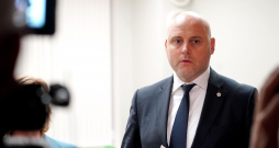 Premjera amatam nominētais "Apvienotā saraksta" (AS) politiķis, Saeimas deputāts Andris Kulbergs atbild uz žurnālistu jautājumiem.
