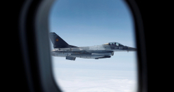 Bezpilota lidaparātu Igaunijas teritorijā neitralizēja Rumānijas Gaisa spēku iznīcinātāji F-16, kas izvietoti Lietuvā NATO Baltijas gaisa telpas patrulēšanas misijas ietvaros. Attēlā: Rumānijas F-16 nofotografēts mediju pasākumā 2023. gadā.