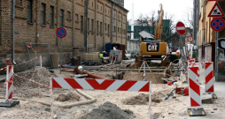 Aizdomīgi bijis arī tas, ka objektos veiktā ūdensvadu rekonstrukcija tika noformēta kā avārijas novēršana – tas deva iespēju vienkāršotākā procedūrā izvēlēties darbu veicēju.