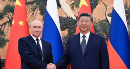 Krievijas diktators Vladimirs Putins (no kreisās) un Ķīnas prezidents Sji Dzjiņpins Šanhajas Sadarbības organizācijas samitā Tiandzjiņā pagājušā gada septembrī.