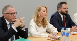 "Jaunā vienotība" pārstāvji - finanšu ministrs Arvils Ašeradens (no kreisās), tieslietu ministre Inese Lībiņa-Egnere un "Jaunā vienotība" Saeimas frakcijas vadītājs Edmunds Jurēvics pirms tikšanās ar "Apvienotais saraksts" pārstāvjiem, kurā turpinās sarunas par jaunas valdības izveidi.