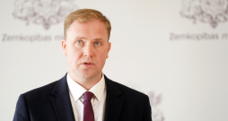 Zemkopības ministra pienākuma izpildītājs, ekonomikas ministrs Viktors Valainis piedalās preses konferencē pēc tikšanās ar valsts kontrolieri Zemkopības ministrijā, kurā pārrunāja kontroles revīzijas secinājumus. Zemkopības ministra pienākuma izpildītājs, ekonomikas ministrs Viktors Valainis piedalās preses konferencē pēc tikšanās ar valsts kontrolieri Zemkopības ministrijā, kurā pārrunāja kontroles revīzijas secinājumus.