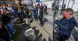 Ungārijas premjerministrs Pēters Maģars (attēlā vidū) kopā ar kolēģiem ministriem 15. maijā Budapeštā nojauc žogu pie karmelītu klostera Budas cietokšņa kvartālā, kur Viktors Orbāns bija iekārtojis premjera biroju. Barjeras un norobežojumus pie klostera kompleksa uzstādīja 2021. gadā, padarot šo vietu par Orbāna varas simbolu negatīvā nozīmē. Ungārijas premjerministrs Pēters Maģars (attēlā vidū) kopā ar kolēģiem ministriem 15. maijā Budapeštā nojauc žogu pie karmelītu klostera Budas cietokšņa kvartālā, kur Viktors Orbāns bija iekārtojis premjera biroju. Barjeras un norobežojumus pie klostera kompleksa uzstādīja 2021. gadā, padarot šo vietu par Orbāna varas simbolu negatīvā nozīmē.