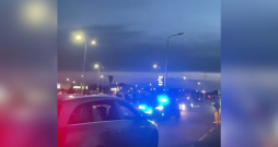 Valsts policijas auto ar mirgojošām bākugunīm pakaļdzīšanās laikā.