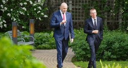 Ministru prezidenta amata kandidāts Andris Kulbergs (no kreisās) un Valsts prezidents Edgars Rinkēvičs pirmdien atkal tikās Rīgas pilī.