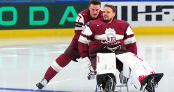 Vārtsargs Kristers Gudļevskis ir pelnījis, lai pirms komandas kopbildes tapšanas viņu kā kungu objektīvu starmešos nogādātu ar visu krēslu, ko aizsargs Kristaps Zīle ar prieku arī paveicis. Vārtsargs Kristers Gudļevskis ir pelnījis, lai pirms komandas kopbildes tapšanas viņu kā kungu objektīvu starmešos nogādātu ar visu krēslu, ko aizsargs Kristaps Zīle ar prieku arī paveicis.