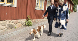 Zviedrijas premjers Ulfs Kristersons pastaigā ar dzīvesbiedri Birgitu un suni Vinstonu. Kristersoniem ir trīs jau pieauguši bērni, bet stāvoklis valstī "vedina uz pārdomām".