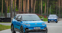 Pat mazākais no šī gada Latvijas autokonkursos pieteiktajiem elektromobiļiem "Nissan Micra" sver veselas pusotras tonnas.