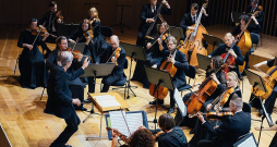 Skats no Valsts kamerorķestra "Sinfonietta Rīga" 40. jubilejas sezonas noslēguma koncerta Ventspils koncertzālē "Latvija". Pie diriģenta pults – Normunds Šnē.