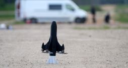 Militārajā poligonā "Sēlija" norisinās NATO Innovation Range demonstrācijas pasākums, kurā tiek prezentētas modernākās dronu un pretdronu tehnoloģijas.
