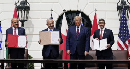 Ābrahāma vienošanās parakstīšana Baltajā namā 2020. gada 15. septembrī. Attēlā no kreisās: Bahreinas ārlietu ministrs Hālids bin Ahmeds Al Halifa, Izraēlas premjerministrs Benjamins Netanjahu, ASV prezidents Donalds Tramps un Apvienoto Arābu Emirātu ārlietu ministrs Abdullāhs bij Zājids al Nahjāns.