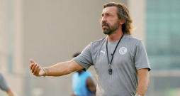 Andrea Pirlo vadītā Dubaijas "United" pērnvasar trenējās Latvijā un aizvadīja pārbaudes spēli pret "Audu". "United" īpašnieks Sergejs Lomakins ir arī Latvijas čempiones "Rīga" uzturētājs.