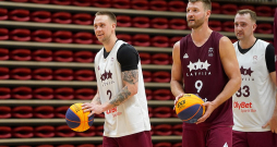 Kārlis Lasmanis (no kreisās), Zigmārs Raimo un Rihards Kuksiks Latvijas 3x3 basketbolistu iecienītajā metienu spēlē, kas ir neatņemama treniņu sastāvdaļa.