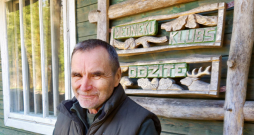 Aivars Gloveckis mednieku klubu "Odzīte" vada jau vairāk nekā 30 gadu. Tikpat ilgi viņš ir arī medību vadītājs.