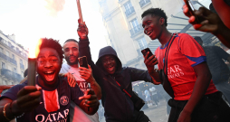 PSG līdzjutēji Parīzes ielās.