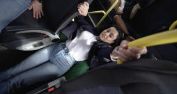 Karstasinīgie brazīlieši Felipe Gabriels un Vanesa Rufino nodemonstrē, kā Brazīlijā apšaudes laikā autobusā bijis jāguļas uz grīdas,