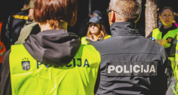 Vienā gadījumā telefonkrāpnieki bija sazvanījuši policijas darbinieku, kurš izlikās, ka sadarbojas ar viņiem. Kad krāpnieku kurjers ieradās pēc solītajiem 6000 eiro, viņu aizturēja policisti. Ilustratīvs attēls. Vienā gadījumā telefonkrāpnieki bija sazvanījuši policijas darbinieku, kurš izlikās, ka sadarbojas ar viņiem. Kad krāpnieku kurjers ieradās pēc solītajiem 6000 eiro, viņu aizturēja policisti. Ilustratīvs attēls.