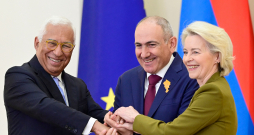 Armēnijas līderis Nikols Pašinjans (vidū) sasveicinās ar Eiropas Komisijas prezidenti Urzulu fon der Leienu un Eiropadomes prezidentu Antoniu
Koštu. Pašinjana vadībā Armēnija pēdējā laikā tiecas tuvināties Eiropas Savienībai un attālināties no Maskavas ietekmes zonas.
