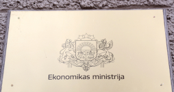 Plāksne pie Ekonomikas ministrijas ēkas Brīvības ielā.