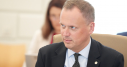 Viedās administrācijas un reģionālās attīstības ministrs Edgars Tavars pirms Ministru kabineta sēdes.