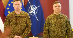 Nacionālo bruņoto spēku komandieris ģenerālmajors Kaspars Pudāns (no kreisās) un Valsts kancelejas Krīzes vadības centra vadītājs pulkvedis Arvis Zīle piedalās mediju brīfingā Ministru kabinetā, kurā informē par nesenajiem dronu incidentiem Latvijā. Nacionālo bruņoto spēku komandieris ģenerālmajors Kaspars Pudāns (no kreisās) un Valsts kancelejas Krīzes vadības centra vadītājs pulkvedis Arvis Zīle piedalās mediju brīfingā Ministru kabinetā, kurā informē par nesenajiem dronu incidentiem Latvijā.