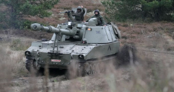 NATO Daudznacionālās brigādes Latvijā mācību "Resolute Warrior" tanku un smagās artilērijas manevru un kaujas šaušanas vingrinājums Ādažu poligonā 2025. gada 9. novembrī. NATO Daudznacionālās brigādes Latvijā mācību "Resolute Warrior" tanku un smagās artilērijas manevru un kaujas šaušanas vingrinājums Ādažu poligonā 2025. gada 9. novembrī.