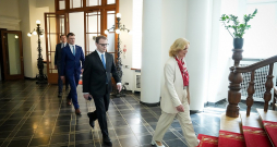 Nacionālās apvienības vadītāja Ilze Indriksone un trīs viņas vietnieki – Raivis Dzintars, Artūrs Butāns un Jānis Dombrava. R. Dzintars jau paziņojis, ka aiziet no aktīvās politikas un Saeimas vēlēšanās nekandidēs. Nacionālās apvienības vadītāja Ilze Indriksone un trīs viņas vietnieki – Raivis Dzintars, Artūrs Butāns un Jānis Dombrava. R. Dzintars jau paziņojis, ka aiziet no aktīvās politikas un Saeimas vēlēšanās nekandidēs.