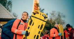 Militārie dienesti kopā ar ārstniecības iestādēm regulāri veic arī mācības, pārbaudot medicīniskā atbalsta sniegšanas gatavību krīzes gadījumā. Attēlā: civilmilitārās medicīnas mācības "Panaceja 2025" pagājušā gada maijā Rīgā.