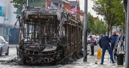 Vardarbīgo protestu laikā Belfāstā sadedzināts arī pilsētas autobuss. Vardarbīgo protestu laikā Belfāstā sadedzināts arī pilsētas autobuss.