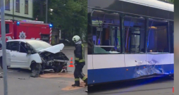 Vieglā auto un tramvaja sadursme Rīgā.