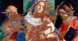 Ap 1516. gadu uz koka pamatnes gleznotā Džovanni Batistas Sima de Koneljano svētbilde “Marija ar bērnu un svētie Nikolajs un Laurencijs” ar laika zoba bojājumiem. Ap 1516. gadu uz koka pamatnes gleznotā Džovanni Batistas Sima de Koneljano svētbilde “Marija ar bērnu un svētie Nikolajs un Laurencijs” ar laika zoba bojājumiem.