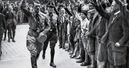 Nacistiskās Vācijas līderis Ādolfs Hitlers partijas konferences trešajā dienā 1929. gadā. Nacistiskās Vācijas līderis Ādolfs Hitlers partijas konferences trešajā dienā 1929. gadā.