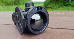 Uzlika ir 50 mm lēca, un tai blakus ir iebūvēts lāzera tālmērs. Uzlika ir 50 mm lēca, un tai blakus ir iebūvēts lāzera tālmērs.
