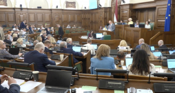 Saeima lauza šķēpus par jauno Imigrācijas likumu, kurā būtiski pārskatīta līdzšinējā imigrācijas kārtība. Saeima lauza šķēpus par jauno Imigrācijas likumu, kurā būtiski pārskatīta līdzšinējā imigrācijas kārtība.