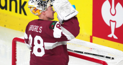 Latvijas hokeja izlases vārtsargs Gustavs Dāvis Grigals 2026. gada pasaules hokeja čempionāta spēlē starp Latvijas un Somijas valstsvienībām "Swiss Life" arēnā Cīrihē.