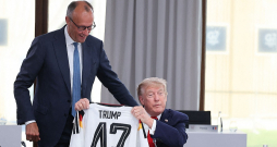 Vācijas kanclers Frīdrihs Mercs (no kreisās) G7 samita laikā Eviānā ASV prezidentam Donaldam Trampam uzdāvināja Vācijas futbola izlases kreklu ar 47. numuru, kas simbolizē pašlaik amatā esošo Savienoto Valstu 47. prezidentu. Vācijas kanclers Frīdrihs Mercs (no kreisās) G7 samita laikā Eviānā ASV prezidentam Donaldam Trampam uzdāvināja Vācijas futbola izlases kreklu ar 47. numuru, kas simbolizē pašlaik amatā esošo Savienoto Valstu 47. prezidentu.