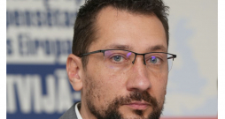 Latvijas Lauku ģimenes ārstu asociācijas viceprezidents Ainis Dzalbs: “Dažādu sakaru un datoru tehnoloģiju attīstība šobrīd vistiešākajā veidā ir saistāma ar ģimenes medicīnas tālāko attīstību. Tas ir kļuvis par vienu no lielākajiem medicīnas attīstības virzītājspēkiem, kas nosaka ģimenes medicīnas pieejamību, kvalitāti, tās saturu, izmaksu efektivitāti, datu aprites kārtību un citus ģimenes medicīnas aspektus.” Latvijas Lauku ģimenes ārstu asociācijas viceprezidents Ainis Dzalbs: “Dažādu sakaru un datoru tehnoloģiju attīstība šobrīd vistiešākajā veidā ir saistāma ar ģimenes medicīnas tālāko attīstību. Tas ir kļuvis par vienu no lielākajiem medicīnas attīstības virzītājspēkiem, kas nosaka ģimenes medicīnas pieejamību, kvalitāti, tās saturu, izmaksu efektivitāti, datu aprites kārtību un citus ģimenes medicīnas aspektus.”