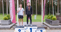 Cepuri nost Agņa Stulpinka (no kreisās) un Jāņa Mūrnieka priekšā, kuri izlēma pieteikties un piedalīties Latvijas čempionātam 10 000 metru skrējienā. Cepuri nost Agņa Stulpinka (no kreisās) un Jāņa Mūrnieka priekšā, kuri izlēma pieteikties un piedalīties Latvijas čempionātam 10 000 metru skrējienā.