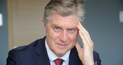 "LAU Infra grupas" valdes priekšsēdētājs Vilnis Vitkovskis: "Autoceļu uzturēšana šobrīd tiek izsolīta konkursos, kuros uzņēmumi konkurē ar citiem piedāvājumiem, tostarp arī cenas ziņā. Tādēļ patvaļīgi neviens cenu par autoceļu uzturēšanu pacelt nevar un nav svarīgi, vai tas ir valsts vai privātais uzņēmums. Akciju paketes pārdošana investoriem nepalielinās izmaksas par autoceļu uzturēšanu Latvijā."