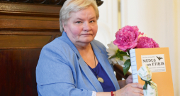 Literatūrzinātnieces Janīnas Kursītes monogrāfija iznākusi vairāk nekā 700 lappušu apjomā.