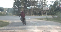 Bēgošais motociklists.