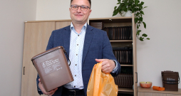 Pašvaldībā var saņemt gan kastīti, gan arī oranžas krāsas maisiņus, tos var pirkt arī veikalā, kurus pēc piepildīšanas aizsien un met nešķiroto atkritumu konteinerā. Viļņas pašvaldības Enerģētikas departamenta vadītājs Daliuss Krinicks demonstrē mājsaimniecībām izsniedzamās kastītes un maisiņus.