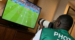 Senegālas futbola izlases fotogrāfs Sidijs Talla savas valsts maču pret Irāku bildēja šādi. “Nekādu braucienu. Bet mēs tiekam galā attālināti,” vēsta uzraksts franču valodā.