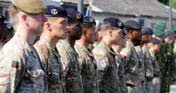 Uz Latvijas-Igaunijas robežas Valgā notiek komandvadības atbildības nodošanas ceremonija, kuras laikā Vācijas un Nīderlandes korpuss pārņem taktisko komandvadības atbildību par NATO sauszemes spēkiem Latvijā un Igaunijā no Ziemeļaustrumu daudznacionālā korpusa.