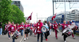 Hokeja fanu gājiens uz "Swiss Life" arēnu 2026. gada pasaules hokeja čempionāta laikā Cīrihē. 