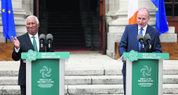 Eiropadomes priekšsēdētājs Antoniu Košta (no kreisās) 1. jūlijā Dublinā apmeklēja ceremoniju, ar kuru tika aizsākta Īrijas prezidentūra Eiropas Savienības Padomē. Īrijas premjers Mihāls Mārtins (no labās) paziņoja, ka viņa pārstāvētā valsts šos pienākumus uzņemas laikā, kad "pasaulē valda lielāka nenoteiktība un neprognozējamība". Eiropadomes priekšsēdētājs Antoniu Košta (no kreisās) 1. jūlijā Dublinā apmeklēja ceremoniju, ar kuru tika aizsākta Īrijas prezidentūra Eiropas Savienības Padomē. Īrijas premjers Mihāls Mārtins (no labās) paziņoja, ka viņa pārstāvētā valsts šos pienākumus uzņemas laikā, kad "pasaulē valda lielāka nenoteiktība un neprognozējamība".