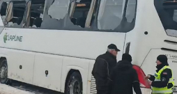 Negadījumā tika nolauzts autobusa ārējais atpakaļskata spogulis, kas kopā ar stiprinājuma detaļām ietriecās autobusa salonā.